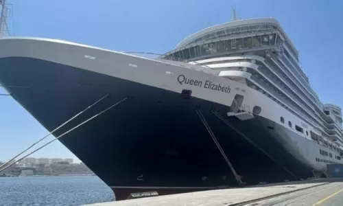 ஓமன் சலாலா துறைமுகத்துக்கு எலிசபெத் கப்பல் மூலம் 1,596 சுற்றுலா பயணிகள் வருகை பாரம்பரிய முறையில் வரவேற்பு ஓமன் சலாலா துறைமுகத்துக்கு எலிசபெத் கப்பல் மூலம் 1,596 சுற்றுலா பயணிகள் வருகை பாரம்பரிய முறையில் வரவேற்பு