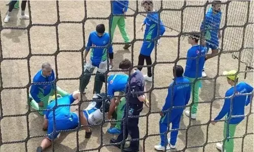 பயிற்சியின் போது பாகிஸ்தான் வீரர் ஷான் மசூத்தின் தலையை பதம் பார்த்த பந்து - ஆஸ்பத்திரியில் சிகிச்சை