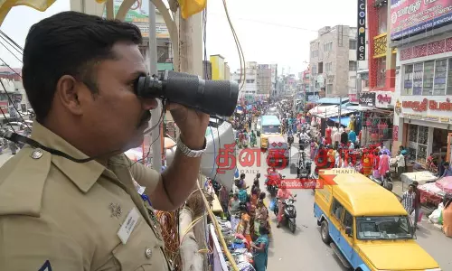 ஈரோடு மாவட்டத்தில் தீபாவளி பண்டிகையை முன்னிட்டு போலீசார் தீவிர கண்காணிப்பு ஈரோடு மாவட்டத்தில் தீபாவளி பண்டிகையை முன்னிட்டு போலீசார் தீவிர கண்காணிப்பு