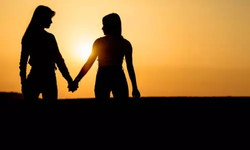 லெஸ்பியன் ஜோடிகளிடையே தகராறு: கல்லூரி மாணவியை பிளேடால் வெட்டிய தோழி தற்கொலை முயற்சி..!