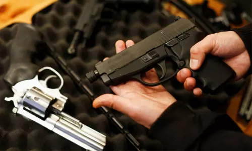 கனடாவில் கைத்துப்பாக்கி வாங்கவும், விற்கவும் தடை..!