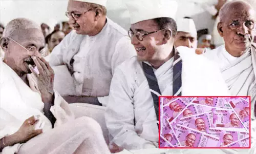 இந்திய கரன்சிகளில் காந்திக்கு பதில் நேதாஜி படம் இடம் பெற வேண்டும்: இந்து மகாசபை வலியுறுத்தல் இந்திய கரன்சிகளில் காந்திக்கு பதில் நேதாஜி படம் இடம் பெற வேண்டும்: இந்து மகாசபை வலியுறுத்தல்