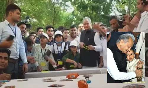 கொரோனாவால் அனாதை ஆன குழந்தைகளுடன் மதிய உணவு, மேஜிக் ஷோ... அசத்திய அசோக் கெலாட்