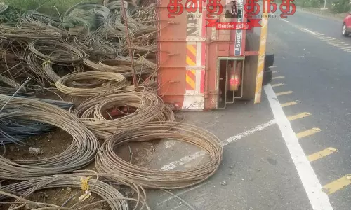 தொப்பூர் கணவாயில் மின்கம்பி பாரம் ஏற்றி வந்த லாரி கவிழ்ந்து விபத்து