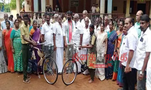 பள்ளி மாணவ-மாணவிகளுக்கு இலவச சைக்கிள் பள்ளி மாணவ-மாணவிகளுக்கு இலவச சைக்கிள்