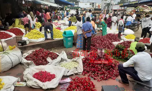 தர்மபுரி நகரில் பூக்கள் விலை கடும் உயர்வு