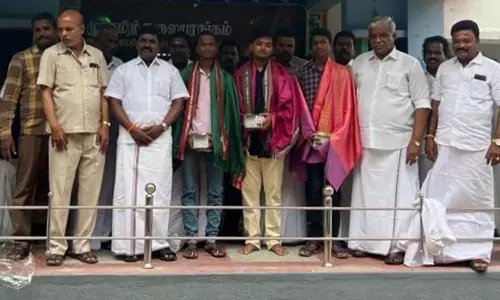 அரசு பள்ளி மாணவர்களுக்கு பாராட்டு அரசு பள்ளி மாணவர்களுக்கு பாராட்டு