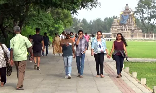 தீபாவளி தொடர் விடுமுறையால் மாமல்லபுரத்தில் குவிந்த சுற்றுலா பயணிகள்