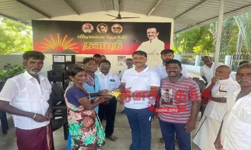 சுவர் இடிந்து விழுந்து 3 ஆடுகள் சாவு-பாதிக்கப்பட்ட தொழிலாளிக்கு மார்க்கண்டேயன் எம்.எல்.ஏ. நிதிஉதவி