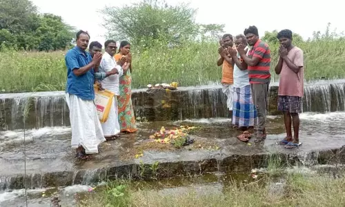 முழு கொள்ளளவை எட்டிய பிரிதிவிமங்கலம் பெரிய ஏரி