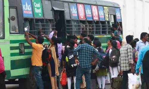 தீபாவளியையொட்டி, விழுப்புரம் பஸ்நிலையத்தில் இருந்து    தென்மாவட்டங்களுக்கு கூடுதல் பஸ்கள் இயக்காததால் பயணிகள் பரிதவிப்பு