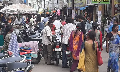 தீபாவளி பண்டிகையை முன்னிட்டு நாமக்கல்லில் கடைகளில் குவிந்த பொதுமக்கள்