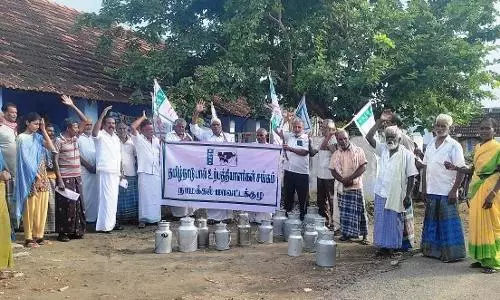 மல்லசமுத்திரம் அருகே பால் உற்பத்தியாளர்கள் சங்கத்தினர் ஆர்ப்பாட்டம்