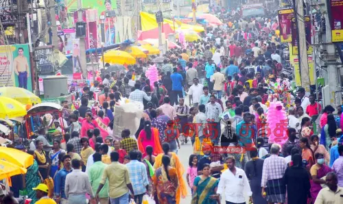 ஈரோடு கடைவீதிகளில் ஜவுளி வாங்க பொதுமக்கள் குவிந்தனர் ஈரோடு கடைவீதிகளில் ஜவுளி வாங்க பொதுமக்கள் குவிந்தனர்