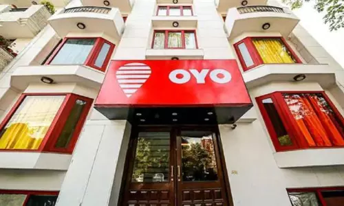 ஓட்டல் அறையில் ரகசிய கேமரா: வீடியோ எடுத்து தம்பதியிடம் பணம் கேட்டு மிரட்டல் - அதிர்ச்சி சம்பவம்