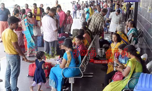 தீபாவளி கொண்டாட சொந்த ஊர்களுக்கு சென்றதால் ஈரோடு பஸ்-ரெயில் நிலையங்களில் அலைமோதிய பயணிகள் கூட்டம் தீபாவளி கொண்டாட சொந்த ஊர்களுக்கு சென்றதால் ஈரோடு பஸ்-ரெயில் நிலையங்களில் அலைமோதிய பயணிகள் கூட்டம்