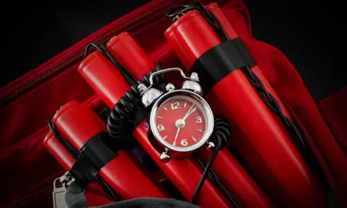 டொராண்டோ தீவு விமான நிலையத்தில் வெடிகுண்டு? - இருவர் கைது டொராண்டோ தீவு விமான நிலையத்தில் வெடிகுண்டு? - இருவர் கைது