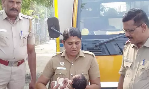 கல்லறை தோட்டத்தில் வீசப்பட்ட பச்சிளம் பெண் குழந்தை - கொடூரத் தாய்க்கு போலீஸ் வலைவீச்சு...! கல்லறை தோட்டத்தில் வீசப்பட்ட பச்சிளம் பெண் குழந்தை - கொடூரத் தாய்க்கு போலீஸ் வலைவீச்சு...!
