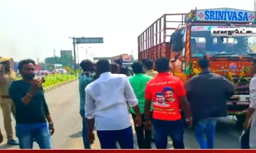 ஆந்திராவில் தமிழக மாணவர்கள் மீது தாக்குதல் - ஆந்திர வாகனங்களை நிறுத்தி நாம் தமிழர் கட்சியினர் போராட்டம் ஆந்திராவில் தமிழக மாணவர்கள் மீது தாக்குதல் - ஆந்திர வாகனங்களை நிறுத்தி நாம் தமிழர் கட்சியினர் போராட்டம்