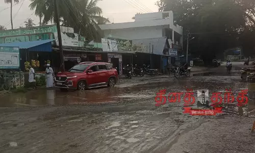 சாலையில் தேங்கும் மழைநீரால் வாகன ஓட்டிகள் அவதி