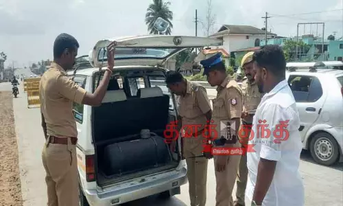 கிணத்துக்கடவில் போலீசார் தீவிர வாகன சோதனை கிணத்துக்கடவில் போலீசார் தீவிர வாகன சோதனை