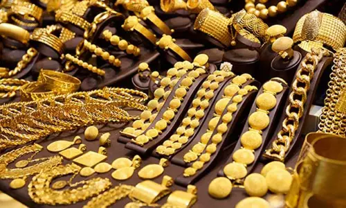 வீட்டின் கதவை உடைத்து உள்ளே புகுந்துஎன்ஜினீயரின் மனைவியை மிரட்டி 11 பவுன் சங்கிலி பறிப்பு வீட்டின் கதவை உடைத்து உள்ளே புகுந்துஎன்ஜினீயரின் மனைவியை மிரட்டி 11 பவுன் சங்கிலி பறிப்பு