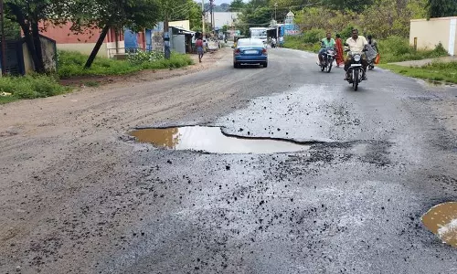 கடமலைக்குண்டுவில் குண்டும், குழியுமான சாலையில் விபத்து அபாயம்