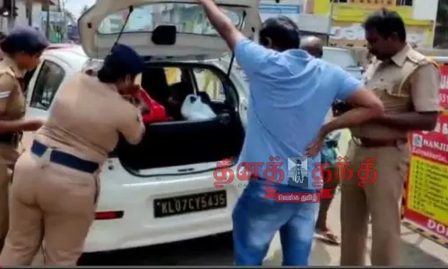 காரில் சிலிண்டர் வெடித்த எதிரொலி: குமரி- கேரள எல்லையில் போலீசார் தீவிர வாகன சோதனை காரில் சிலிண்டர் வெடித்த எதிரொலி: குமரி- கேரள எல்லையில் போலீசார் தீவிர வாகன சோதனை