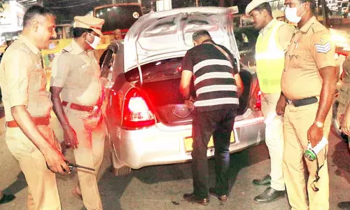 திருச்சி மாவட்ட எல்லையில் போலீசார் தீவிர வாகன சோதனை