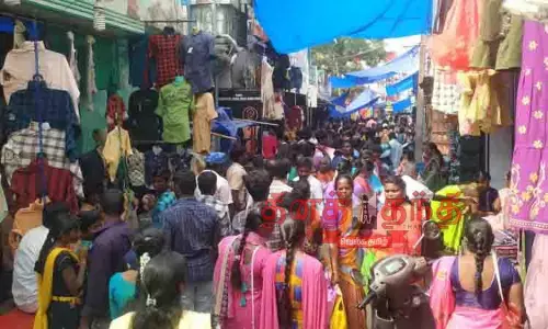 அலைமோதிய மக்கள் கூட்டம் அலைமோதிய மக்கள் கூட்டம்