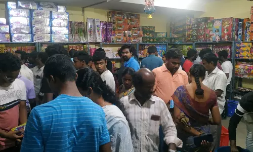 பட்டாசு வாங்க குவிந்த பொதுமக்கள்