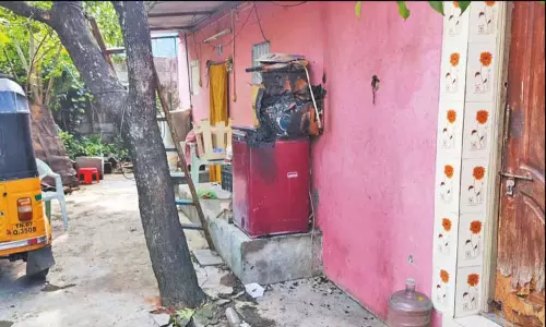 ரவுடி வீட்டில் பெட்ரோல் குண்டு வீச்சு 2 பேருக்கு வெட்டு ரவுடி வீட்டில் பெட்ரோல் குண்டு வீச்சு 2 பேருக்கு வெட்டு