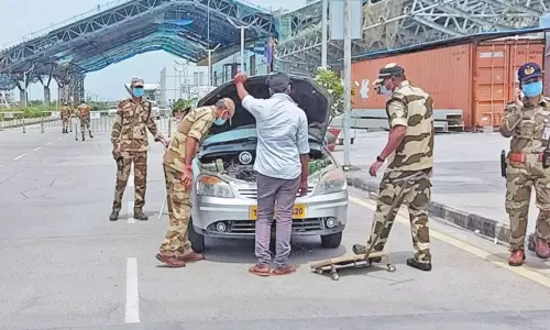 கோவையில் கார் வெடிப்பு சம்பவம் எதிரொலி; சென்னை விமான நிலையத்தில் 5 அடுக்கு பாதுகாப்பு கோவையில் கார் வெடிப்பு சம்பவம் எதிரொலி; சென்னை விமான நிலையத்தில் 5 அடுக்கு பாதுகாப்பு
