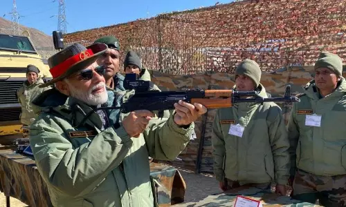 தீங்கான கண்ணோட்டத்துடன் யாரும் நம்மை பார்த்தால் ராணுவ வீரர்கள் தக்க பதிலடி தருவார்கள்:  பிரதமர் மோடி உரை