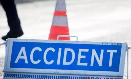 மத்தியப் பிரதேசம்: ஸ்கூட்டர் மீது லாரி மோதி விபத்து - ஒரே குடும்பத்தைச் சேர்ந்த 4 பேர் பலி மத்தியப் பிரதேசம்: ஸ்கூட்டர் மீது லாரி மோதி விபத்து - ஒரே குடும்பத்தைச் சேர்ந்த 4 பேர் பலி