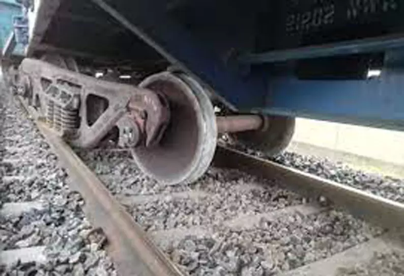 அமராவதியில் நிலக்கரி ஏற்றிச்சென்ற சரக்கு ரெயில் தடம் புரண்டது அமராவதியில் நிலக்கரி ஏற்றிச்சென்ற சரக்கு ரெயில் தடம் புரண்டது