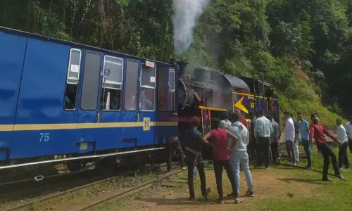 ஊட்டி-குன்னூர் மலை ரெயில் பழுதால் சுற்றுலா பயணிகள் நடுக்காட்டில் தவிப்பு