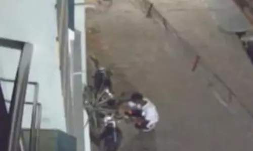 மோட்டார் சைக்கிளில் பெட்ரோல் திருட்டு மோட்டார் சைக்கிளில் பெட்ரோல் திருட்டு