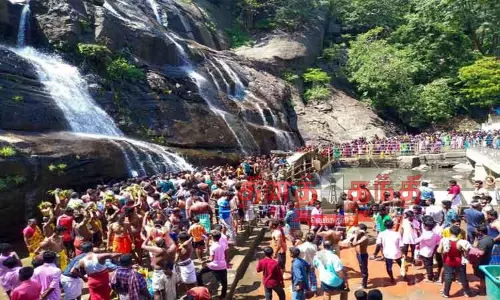 குற்றாலத்தில் குவிந்த சுற்றுலா பயணிகள்