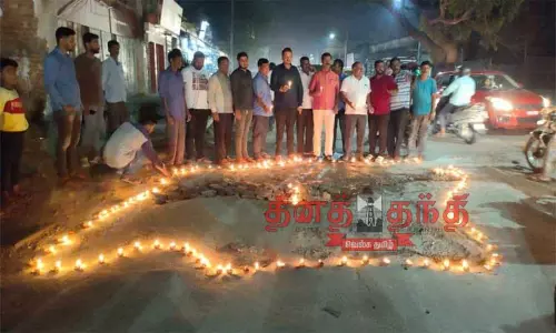 சாலை பள்ளங்களை சுற்றி அகல்விளக்குகள் ஏற்றி நூதன போராட்டம் சாலை பள்ளங்களை சுற்றி அகல்விளக்குகள் ஏற்றி நூதன போராட்டம்