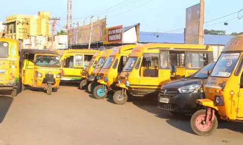 வருமானம் இழந்து தவிக்கும் ஷேர் ஆட்டோ டிரைவர்கள் வருமானம் இழந்து தவிக்கும் ஷேர் ஆட்டோ டிரைவர்கள்