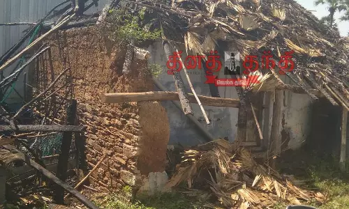 பட்டாசு ெவடித்ததில் தீப்பொறி விழுந்து 5 இடங்களில் தீ விபத்து