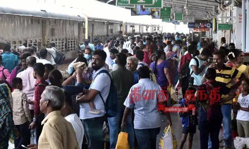 பள்ளி, கல்லூரி விடுமுறை முடிந்தது ஈரோடு ரெயில் நிலையத்தில் திரண்ட பயணிகள் பள்ளி, கல்லூரி விடுமுறை முடிந்தது ஈரோடு ரெயில் நிலையத்தில் திரண்ட பயணிகள்