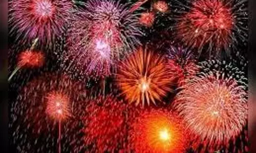 பட்டாசு வெளிச்சத்தில் இருள் நீங்கிய வானம்: ஈரோட்டில் தீபாவளி உற்சாக கொண்டாட்டம்- நண்பர்களுக்கு இனிப்பு கொடுத்து மகிழ்ந்தனர் பட்டாசு வெளிச்சத்தில் இருள் நீங்கிய வானம்: ஈரோட்டில் தீபாவளி உற்சாக கொண்டாட்டம்- நண்பர்களுக்கு இனிப்பு கொடுத்து மகிழ்ந்தனர்