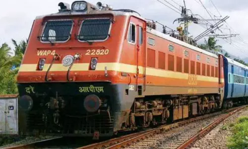 டெல்லியில் பரிதாபம் ரெயில் மோதி 3 தொழிலாளிகள் பலி டெல்லியில் பரிதாபம் ரெயில் மோதி 3 தொழிலாளிகள் பலி