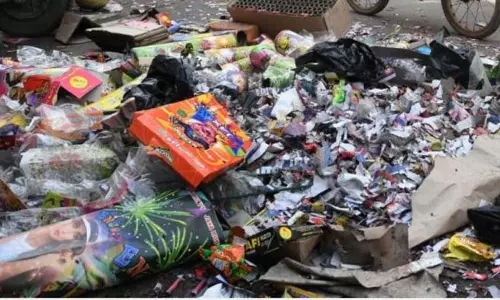 தீபாவளி பண்டிகை: சென்னையில் 211 டன் பட்டாசு கழிவுகள் அகற்றம் தீபாவளி பண்டிகை: சென்னையில் 211 டன் பட்டாசு கழிவுகள் அகற்றம்