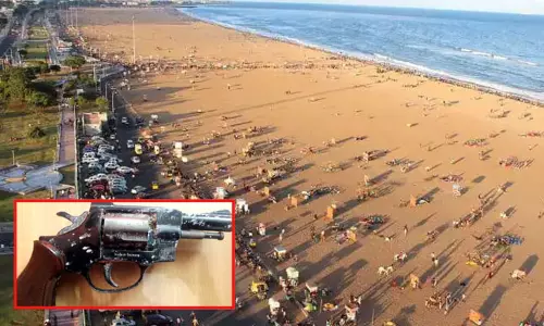 மெரினா கடற்கரையில் கிடந்த வெளிநாட்டு துப்பாக்கி - சென்னையில் பரபரப்பு மெரினா கடற்கரையில் கிடந்த வெளிநாட்டு துப்பாக்கி - சென்னையில் பரபரப்பு