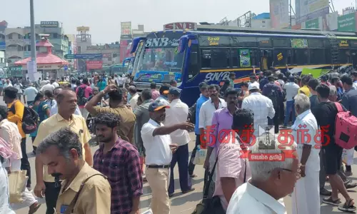 தர்மபுரி பஸ் நிலையத்தில் அலைமோதிய கூட்டம் தர்மபுரி பஸ் நிலையத்தில் அலைமோதிய கூட்டம்