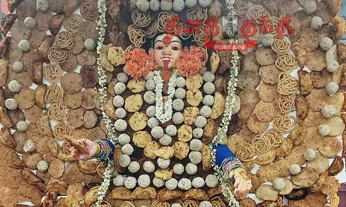 தின்பண்டங்களால் சாமிக்கு சிறப்பு அலங்காரம்