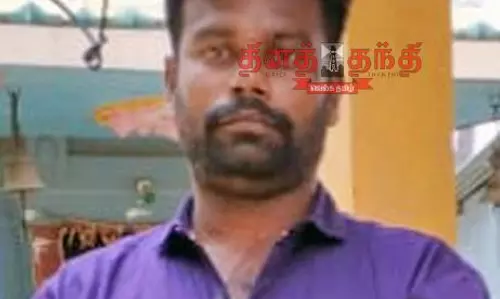 பரமத்திவேலூரில்  கார்- மொபட் மோதல்; தொழிலாளி பலி  டிரைவருக்கு வலைவீச்சு